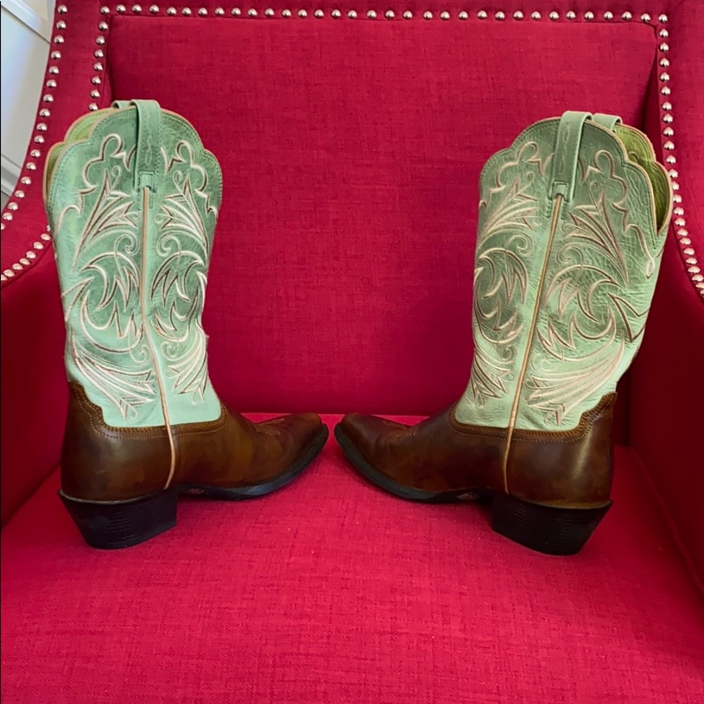 Ariat women’s pointed toe western cowboy boots